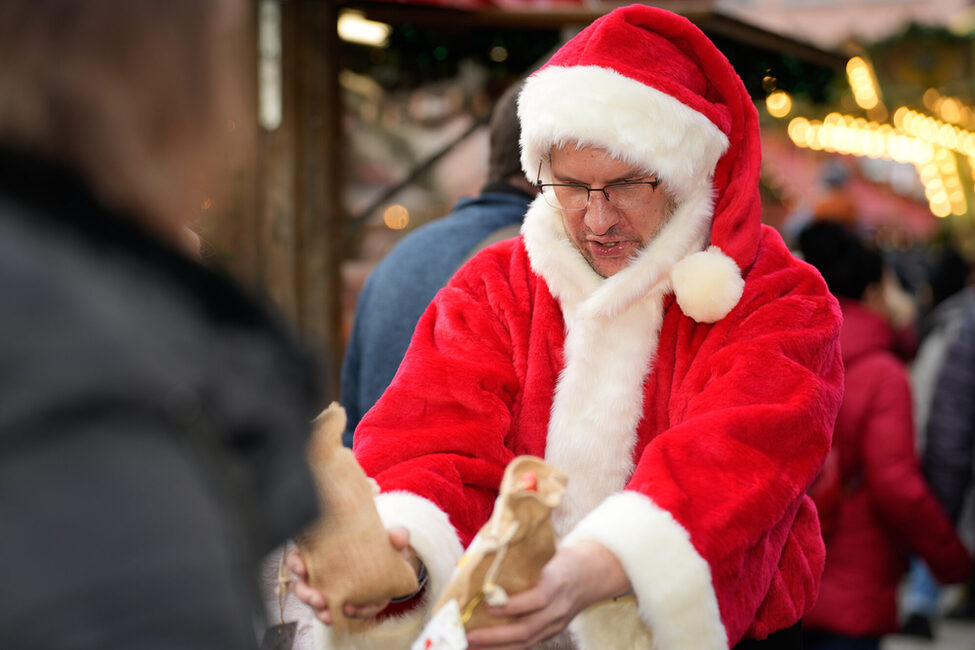 Mit dem Nikolaus und dem Christkind auf dem Weihnachtsmarkt