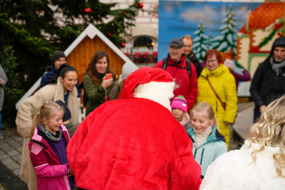 Mit dem Nikolaus und dem Christkind auf dem Weihnachtsmarkt