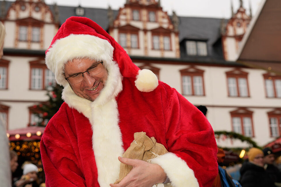 Mit dem Nikolaus und dem Christkind auf dem Weihnachtsmarkt