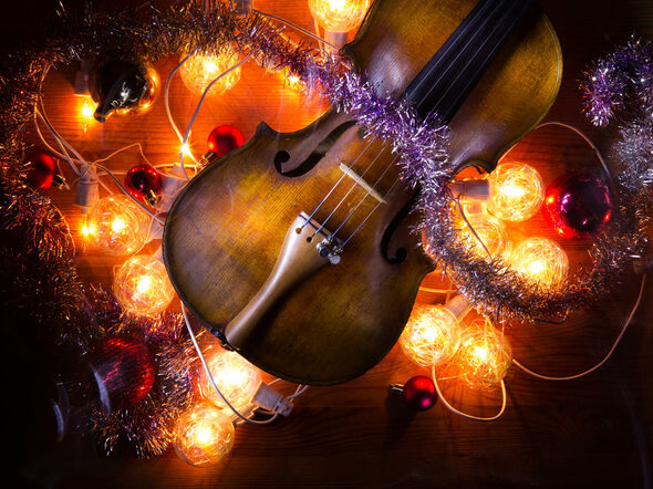 Composition,With,An,Old,Violin,In,Dark,Colors