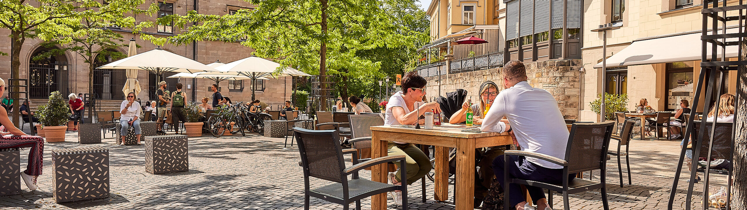 Blick auf den Coburger Albertsplatz mit Außengastronomie.