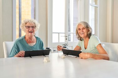 Seniorinnen spielen Rummikub
