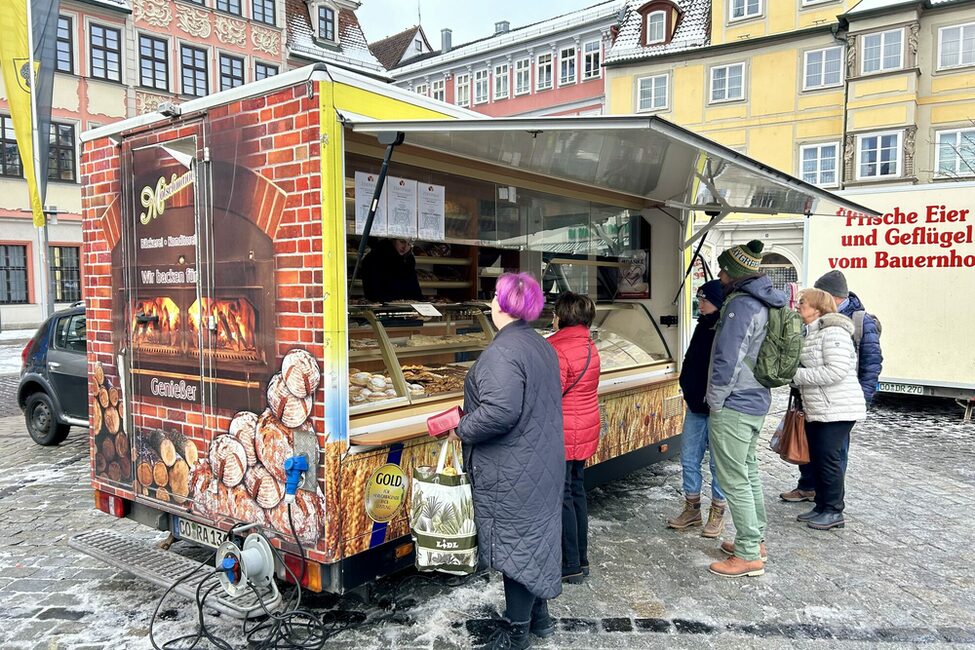 Verkaufsstand der Anton und Motschmann Genussmanufaktur Bäckerei und Konditorei auf dem Wohenmarkt.