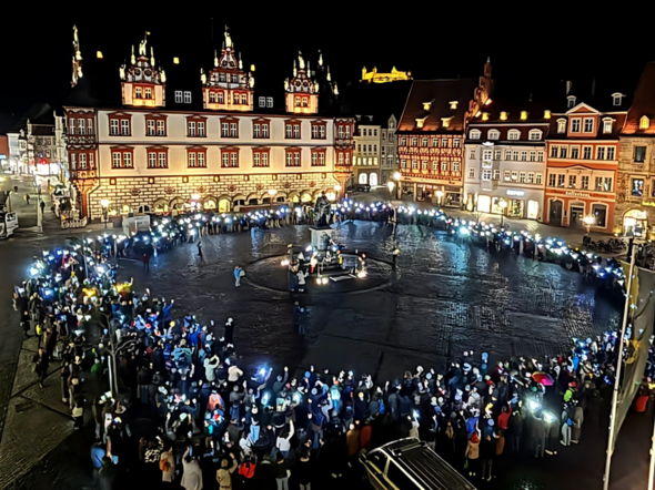 Ein Bild der Lichterkette auf dem Marktplatz.
