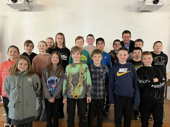 Eine vierte Klasse der Pestalozzi-Schule zu Besuch bei OB Dominik Sauerteig.