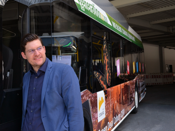 Oberbürgermeister Sauerteig freut sich über die neuen E-Stadtbusse