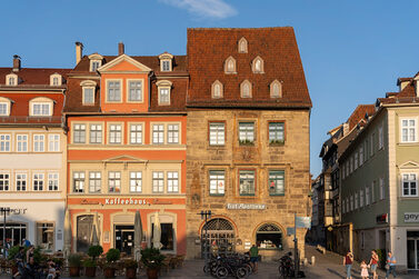 Hof-Apotheke und Kaffeehaus am Marktplatz.