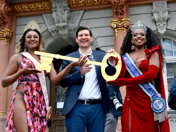 OB Dominik Sauerteig übergibt den Rathausschlüssel an die Sambaköniginnen aus Rio.