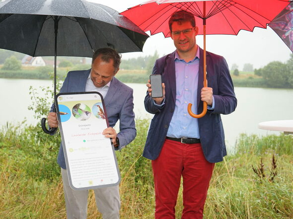 Umweltminister Thorsten Glauber und Oberbürgermeister Dominik Sauerteig zeigen App natur.digital