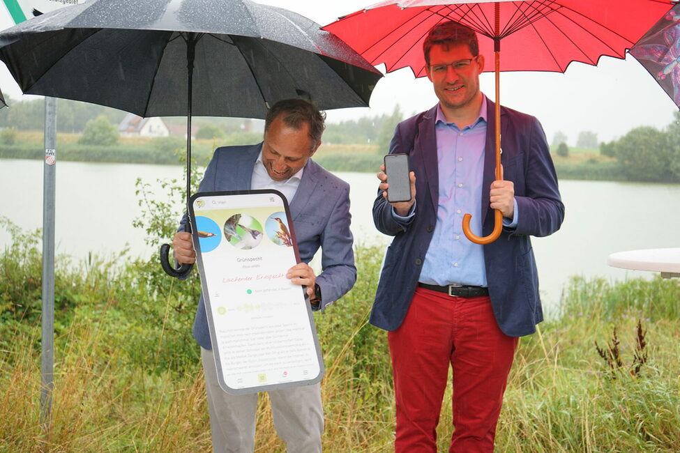 Umweltminister Thorsten Glauber und Oberbürgermeister Dominik Sauerteig zeigen App natur.digital