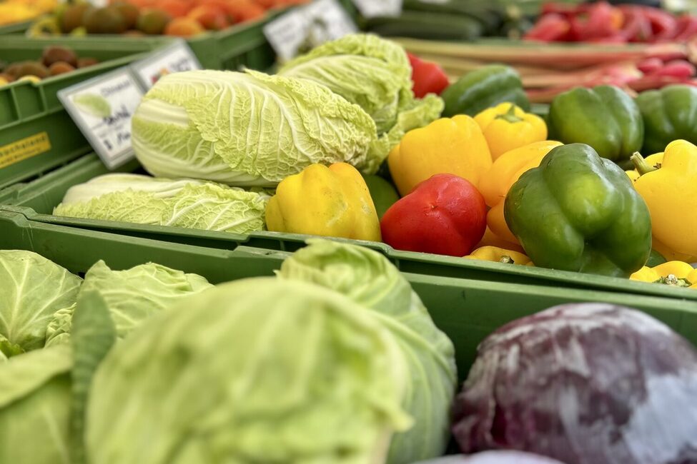 Der Gemüsemarkt findet wöchentlich auf dem Marktplatz statt.