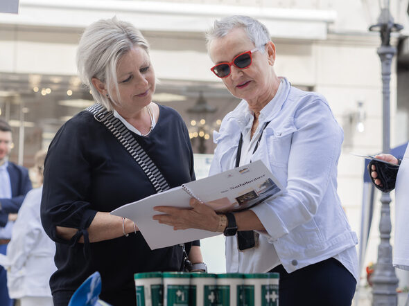 Angela Niestroy (rechts) stellt den Notfallordner der Stadt Coburg vor.