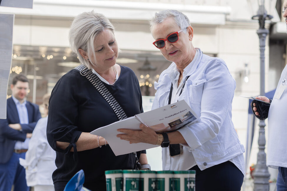 Angela Niestroy (rechts) stellt den Notfallordner der Stadt Coburg vor.