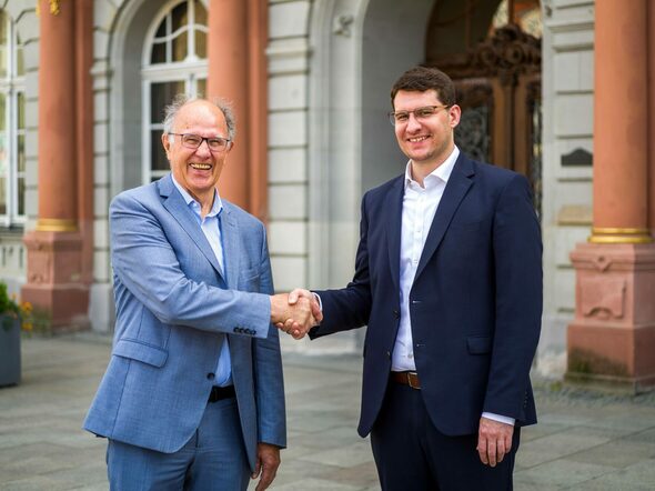 Prof. Dr. Johannes Brachmann und Dominik Sauerteig nach der Unterzeichnung des Stipendien-Vertrages