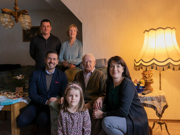 3. Bürgermeister Can Aydin gratuliert dem ältesten Coburger Heinz Wich zusammen mit dessen Familie zum 103. Geburtstag