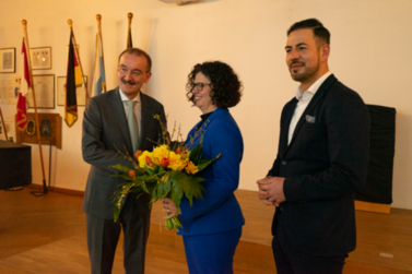 2. Bürgermeister Hartan und 3. Bürgermeister Aydin heißen Brigitte Flanderijn in der Stadtverwaltung willkommen.