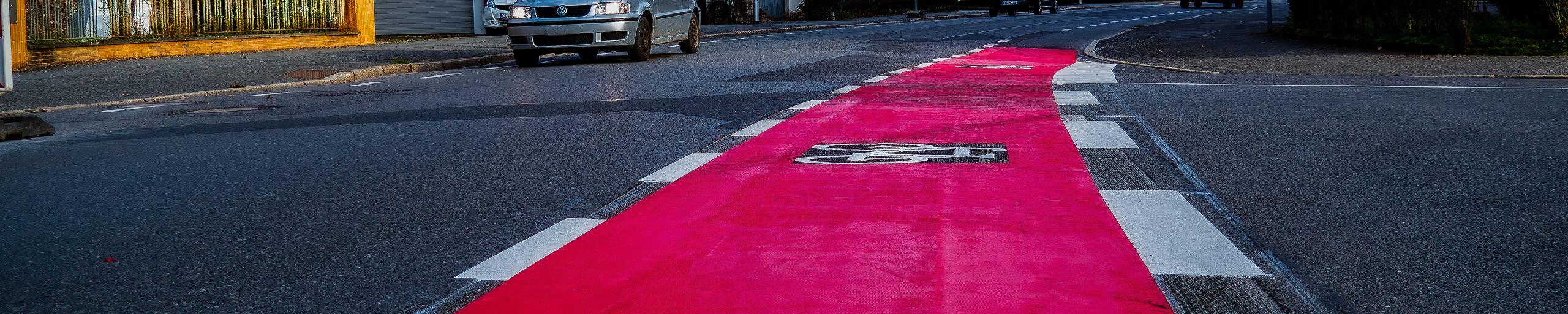 Ein roter Fahrradstreifen in der Ketschendorfer Straße