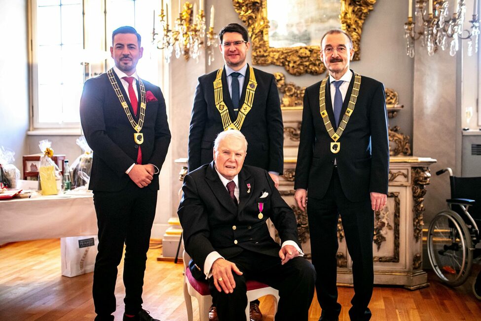 OB Sauerteig, 2. BM Hartan und 3. BM Aydin gratulieren Andreas Prinz von Coburg im Namen der Stadt zum 80. Geburtstag.