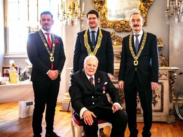 OB Sauerteig, 2. BM Hartan und 3. BM Aydin gratulieren Andreas Prinz von Coburg im Namen der Stadt zum 80. Geburtstag.