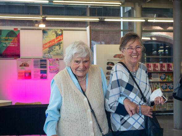 Zwei ältere Frauen besuchen gemeinsam keine Ausstellung.