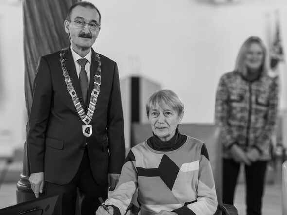 Maria Krumm mit 2. Bürgermeister Hans-Herbert Hartan während des Jubiläums der Städtepartnerschaft mti der Isle of Wight