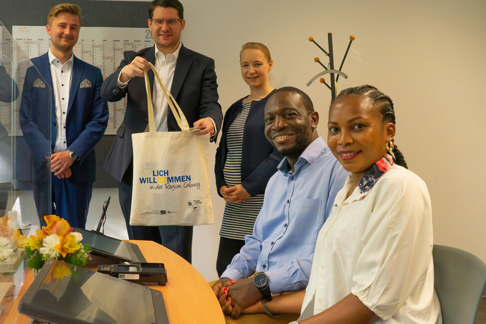 OB Dominik Sauerteig übergibt symbolisch die erste Neubürgertasche an Achombili Asango und Findo Floreen Linwe.