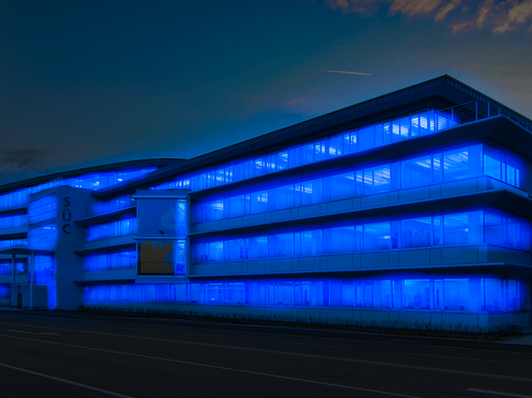 SÜC-Gebäude mit blauer Beleuchtung