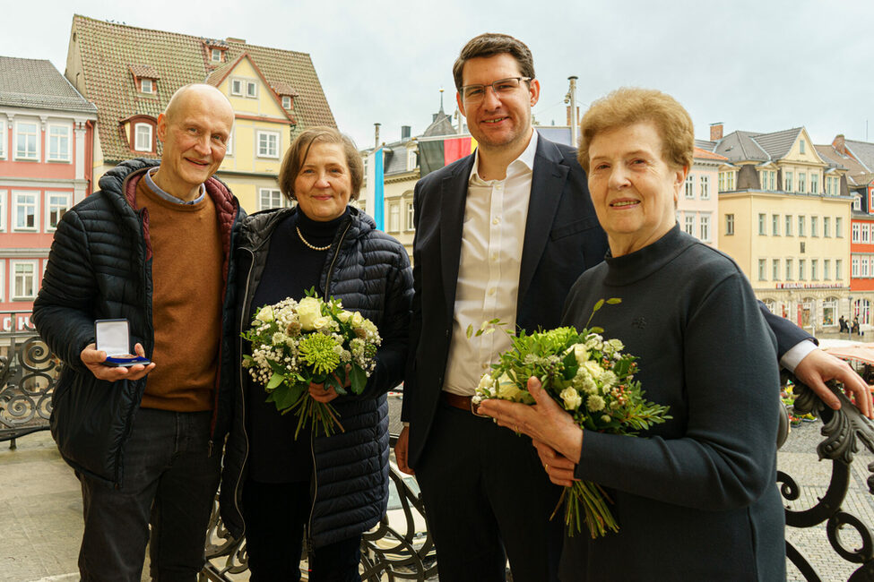 Zusammen mit OB Dominik Sauerteig stehen Annamaria da Col (re.), Bianca da Col und Harald Rathai (li) erstmals auf dem Rathausbalkon.