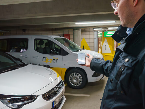 OB Dominik Sauerteig bucht einen Coburg Flitzer per App.