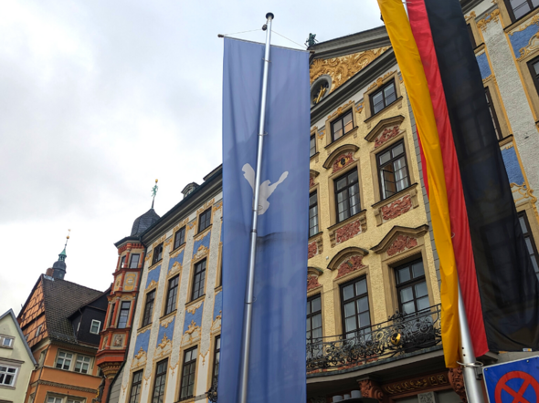 Friedensflagge vor dem Coburger Rathaus
