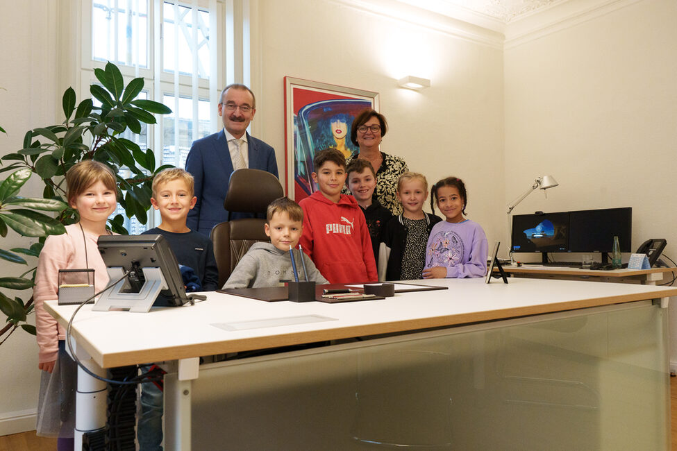 Klassensprecher*innen der Grundschule Neuses besuchen zusammen mit ihrer Schulleiterin den 2. Bürgermeister Hans-Herbert Hartan.