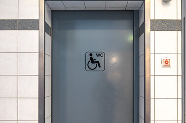 Tür zur barrierefreien Toilette im Stadthaus