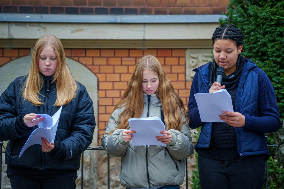 Schüler*innen der Heiligkreuz-Mittelschule verlesen Gedanken der Opfer.