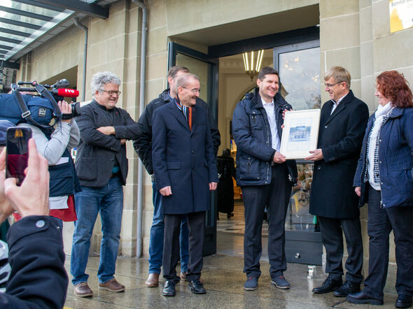 OB Dominik Sauerteig erhält symbolisch die Plakette "Bahnhof des Jahres 2022"