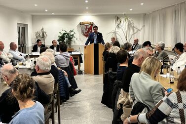 OB Dominik Sauerteig spricht auf der Bürgerversammlung Scheuerfeld