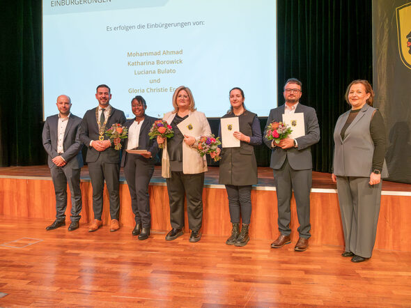 Vier Menschen wurden stellvertretend für über 300 im feierlichen Rahmen eingebürgert.