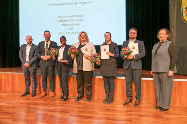 Vier Menschen wurden stellvertretend für über 300 im feierlichen Rahmen eingebürgert.
