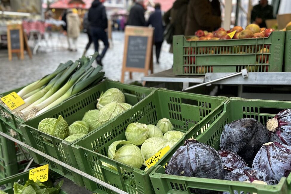 Wenn die Weihnachtsbuden auf dem Marktplatz stehen, rücken die Marktstände in die Spitalgasse.