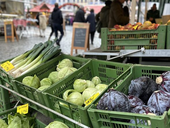 Wenn die Weihnachtsbuden auf dem Marktplatz stehen, rücken die Marktstände in die Spitalgasse.