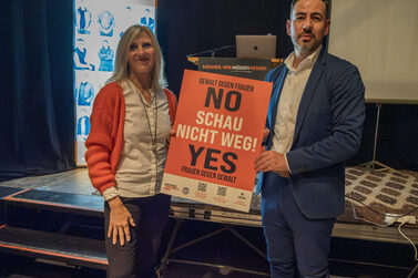 Bürgermeister Can Aydin und Gleichstellungsbeauftragte Susanne Müller sagen Nein zu gewalt an Frauen