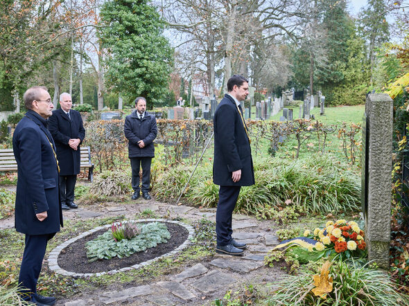 OB Dominik Sauerteig und 2. Bürgermeister Hans-Herbert Hartan gedenken anlässlich des Volkstrauertags 2025