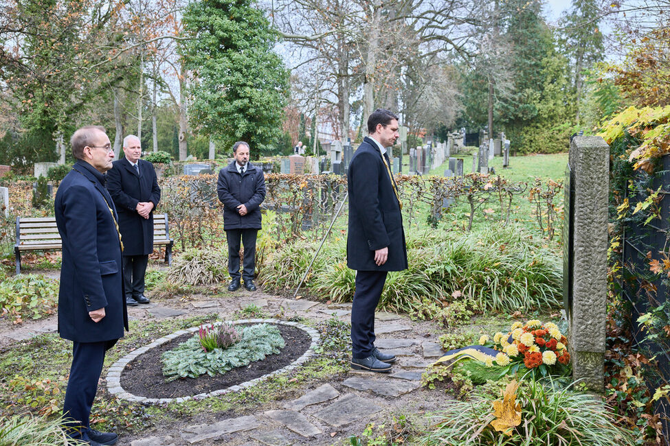 OB Dominik Sauerteig und 2. Bürgermeister Hans-Herbert Hartan gedenken anlässlich des Volkstrauertags 2025