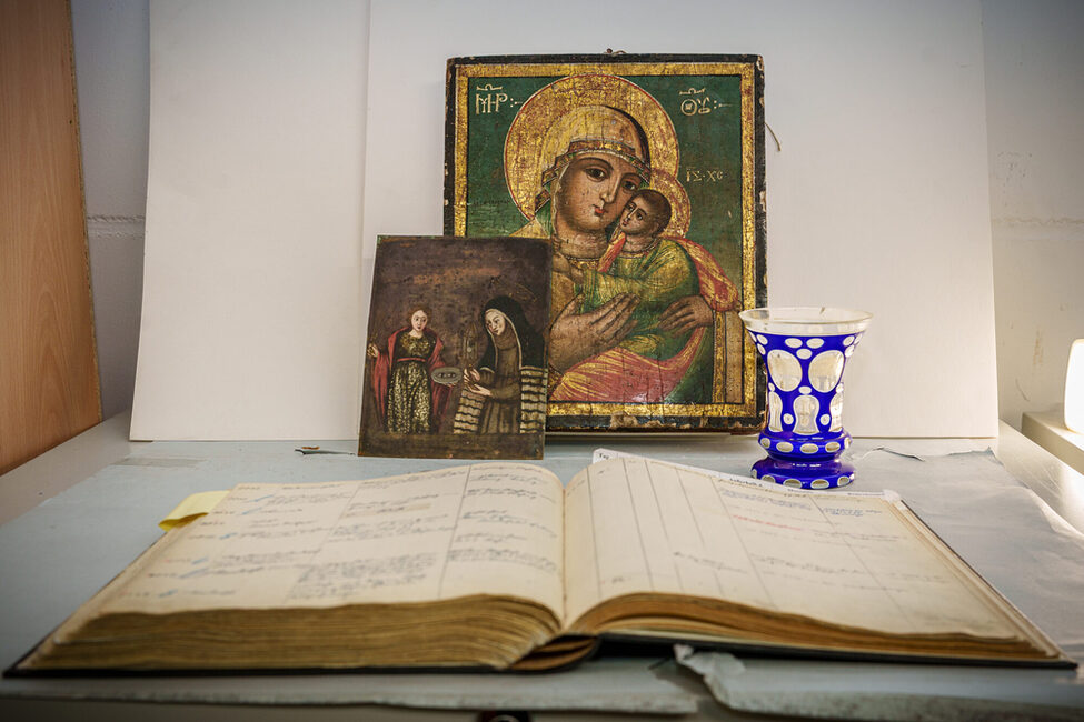 Drei Gegenstände, die Coburger Jüdinnen und Juden geraubt wurden, befinden sich aktuell noch in den Städtischen Sammlungen.