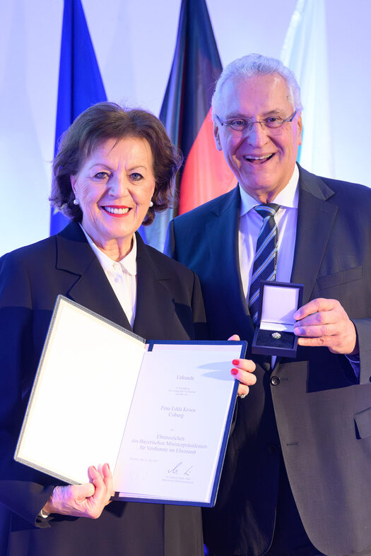 Edda Kroos bei der Aushändigung der Ehrenzeichen für Verdienste im Ehrenamt.