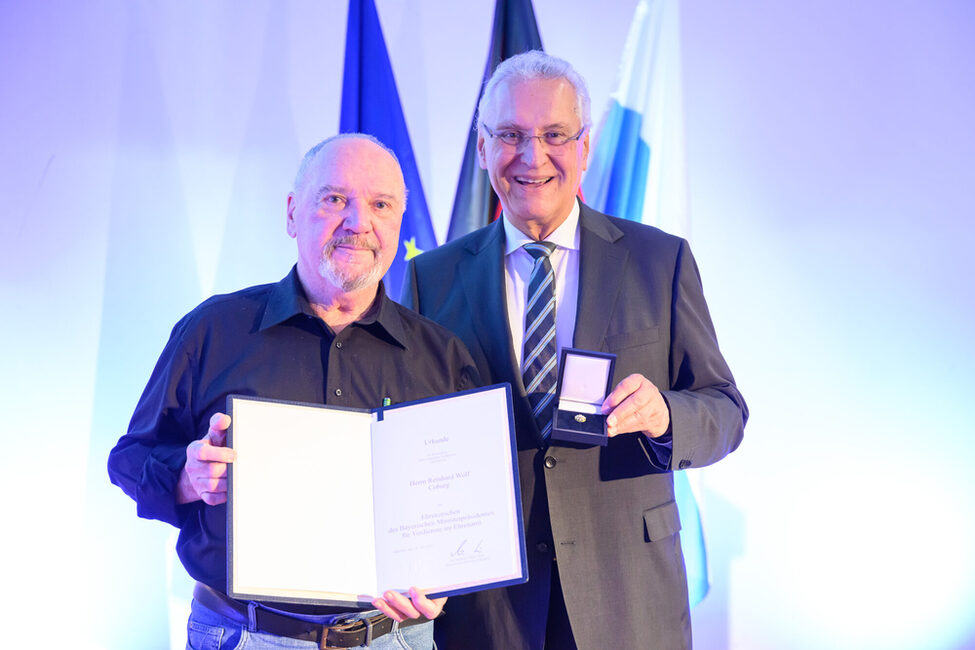 Reinhard Wolf bei der Aushändigung der Ehrenzeichen für Verdienste im Ehrenamt.