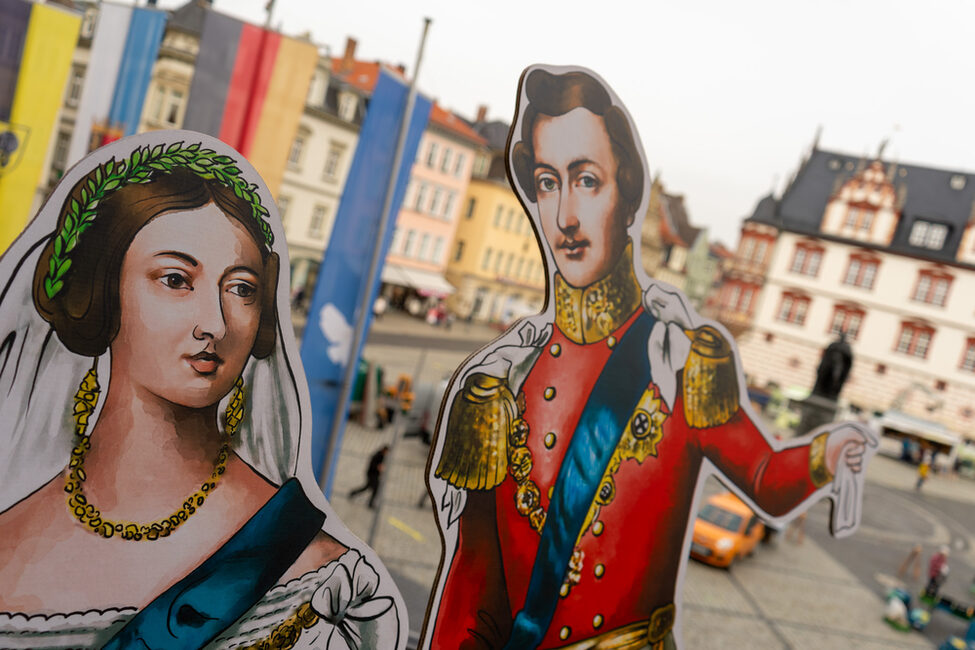 Victoria und Albert laden zum Tag der offenen Tür als Pappaufsteller ins Rathaus ein.