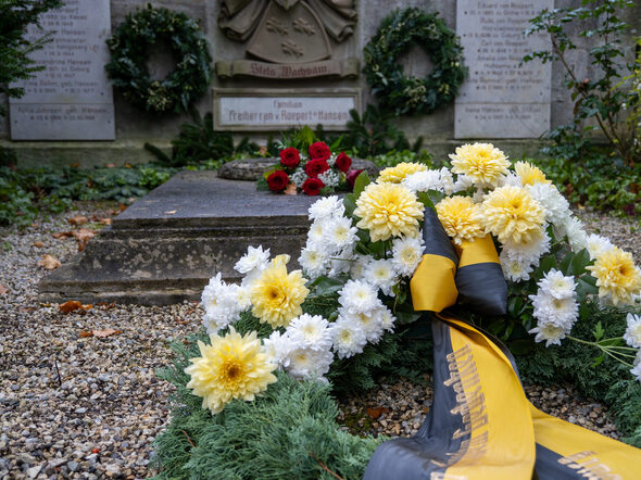Der Kranz am Grab von Georg Hansen