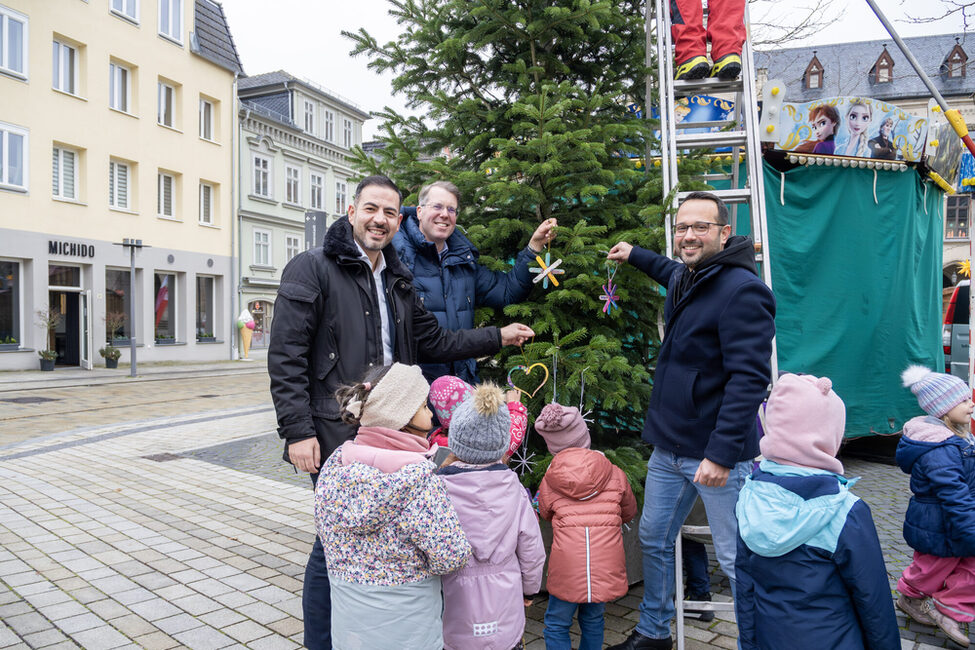 Can Aydin, Hubertus Prinz von Sachsen-Coburg und Gotha und Enrico Pizzato schmücken mit den Kindern aus dem Kinderhaus den Weihnachtsbaum.