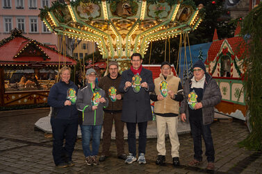 OB Dominik Sauerteig mit Schausteller*innen des Coburger Weihnachtsmarkts, stellvertretend für viele andere Untersützer*innen der Gurkensuche.