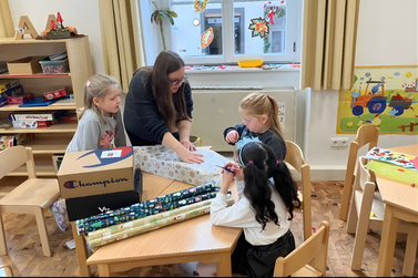Die Kinder verpackten die Geschenke liebevoll